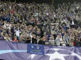 Aficionados del Leicester animan tras el partido de ida de los octavos de final de la Liga de Campeones ante el Sevilla.