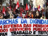Cabecera de la movilización en defensa de las pensiones públicas dignas, un trabajo estable y la derogación de la reforma laboral, convocada por las Marchas da Dignidade en A Coruña.