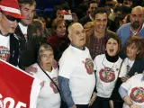 El ex secretario general del PSOE Pedro Sánchez posa con seguidores durante el acto en el que ha expuesto su proyecto para las primarias de su partido en Burlada.