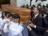 Féretro del joven marbellí Pablo Ráez sale de la iglesia La Encarnación tras la misa funeral oficiada en el casco antiguo de Marbella.