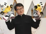 El actor Jackie Chan luciendo su particular buen humor con peluches en la 89ª alfombra roja en Los Ángeles.