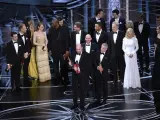 Jordan Horowitz (c), uno de los productores de La La Land realiza el discurso por haber ganado el &Oacute;scar a mejor pel&iacute;cula, antes de enterarse que el premio es para Moonlight porque hab&iacute;a habido un error con las tarjetas.