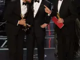 El productor de La La Land Jordan Horowitz, junto a Jimmy Kimmel y Warren Beatty después de que se produjera el error al nombrarla mejor película cuando la ganadora era Moonlight.