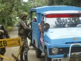 Varios residentes cruzan un punto de control de la provincia de Sulu, al sur de Filipinas.