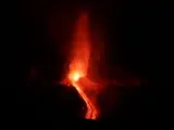 Imagen que muestra una erupción nocturna del volcán Etna, en Italia.
