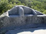 <p>Uno de los conjuntos labrados sobre la roca en la silla de Felipe II.</p>