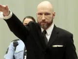 El ultraderechista Anders Behring Breivik, autor convicto de la matanza de 2011 en Noruega, hace el saludo fascista al inicio del juicio de apelación del proceso civil contra el Estado, que fue condenado por darle un trato inhumano en prisión.
