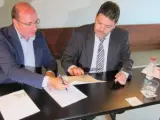 Pedro Antonio Sánchez, del PP, y Miguel Sánchez, de Ciudadanos, durante la firma del acuerdo de investidura del primero como presidente de Murcia.