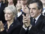 El candidato de la derecha a la presidencia de Francia, François Fillon, y su mujer, Penelope Fillon, en un acto en París.