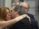 Antonio Miguel Carmona besa a Susana Díaz.