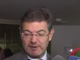 El ministro de Justicia, Rafael Catalá, atiende a los medios de comunicación.