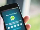 Pantalla de un móvil con la aplicación de WhatsApp.