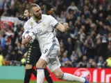 Karim Benzema celebra su gol ante el Nápoles.