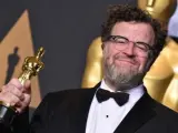 Kenneth Lonergan, director y guionista de 'Manchester frente al mar', recoge el Óscar a mejor guion original por esa misma película.