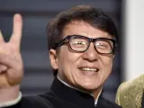 Jackie Chan saluda a su llegada a la Vanity Fair Oscar Party.
