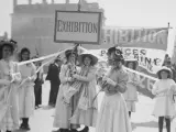 Manifestación de jóvenes sufragistas en Londres en 1909, en una foto de Christina Broom