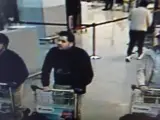 Una cámara de vigilancia del aeropuerto de Zaventem captó la imagen de los supuestos autores de las explosiones ocurridas en ese lugar, informa el diario La Libre Belgique.