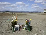 Varias flores y fotografías recuerdan a las víctimas del desastre nuclear de Fukushima en la localidad de Namie, en la prefectura de Fukushima, al norte de Japón.