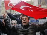 Turcos manifestándose contra Países Bajos por la crisis diplomática turco-neerlandesa.