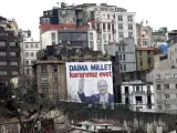 Vista de un cartel gigante con la imagen del primer ministro turco, Binali Yildirim, en el que se lee "Siempre nación, nuestra decisión es sí".