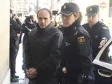 Miguel Ángel Muñoz Blas, acusado de matar a una peregrina en 2015, a su llegada a la Audiencia Provincial de León.