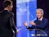 El primer ministro de Holanda, Mark Rutte, y el candidato de la ultraderecha, Geert Wilders, durante el debate televisivo en Rotterdam.