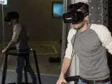 Un joven prueba una gafas de realidad virtual, en una imagen de archivo.