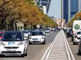 La flota de coches eléctricos Car2go, operando por el Paseo de la Castellana de Madrid.