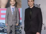 El joven Iain Armitage (izda), junto a Jim Parsons, los dos actores que interpretarán a Sheldon Cooper.