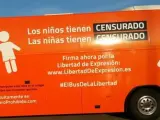 Nuevo autobús de Hazte Oír, con pegatinas que tapan parte de su mensaje.