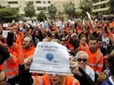 Unas 3.000 personas participan en una concentración en Cádiz en apoyo a los estibadores.