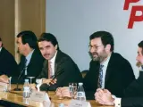Fotografía del expresidente del Gobierno José María Aznar (c), con Rodrigo Rato, Francisco Álvarez-Cascos, Mariano Rajoy y Jaime Mayor (i a d) en 1996.
