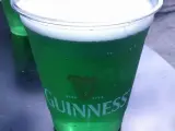 Un vaso de cerveza tintada de verde en honor a San Patricio.