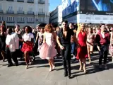Integrantes del musical Dirty Dancing hicieron un flashmob para presentar el espectáculo, en la Puerta del Sol de Madrid.