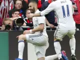 Benzema, felicitado por Bale.