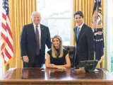 Ivanka Trump, sentada en el escritorio presidencial del despacho oval, junto a su padre y el primer ministro de Canadá, Justin Trudeau.
