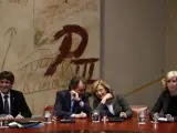El presidente de la Generalitat, Carles Puigdemont, junto al expresidente Artur Mas (2i), y las exconselleras Joana Ortega e Irene Rigau (d), durante la reunión semanal del gobierno catalán, en la que se analizan las inhabilitaciones por el 9N.