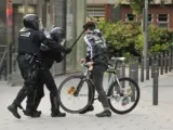 En la imagen el momento en el que un mosso d'Esquadra propina un porrazo a un manifestante durante una manifestación tras el desalojo de Can Vies.