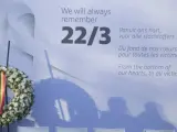 Imagen que muestra una corona de flores colocada en el acto conmemorativo en Bruselas (Bélgica), por el primer aniversario de los ataques yihadistas casi simultáneos contra el aeropuerto y la red de metro de la ciudad que causaron 32 muertos y más de 320 heridos.