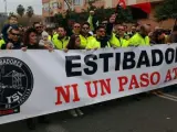 Estibadores manifestándose en Sevilla