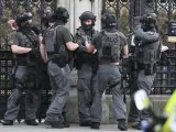 Varios agentes de los servicios especiales de la Policía británica protegen la zona cercana al Parlamento de Londres.