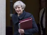 La primera ministra británica, Theresa May, abandona el número 10 de Downing street en Londres.