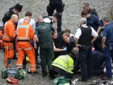 El vice primer ministro británico, Tobias Ellwood, en el momento de la reanimación al policía apuñalado en el Parlamento de Londres.