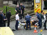El atacante, tras haber sido disparado por las fuerzas del orden, en un ataque terrorista cerca del Parlamento británico.