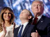 Barron Trump, el hijo pequeño del presidente electo Donald Trump, junto a sus padres en la Convención Nacional Republicana, en Ohio.