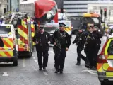 Agentes de policía británicos permanecen en guardia tras los incidentes en el Puente de Westminster de Londres.