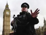 Un agente de policía británico permanece en guardia tras el ataque terrorista ante el Parlamento del Reino Unido, en Londres.