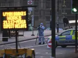 La Policía científica recoge evidencias en el lugar del ataque terrorista en el puente de Westminster en Londres, Reino Unido.