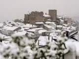Vista general del pueblo de Castro Caldelas (Ourense) cubierto por la nieve.