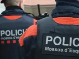 En la imagen dos agentes de los Mossos d'Esquadra.